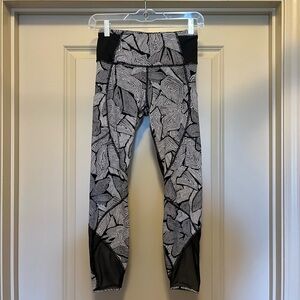 Lululemon Goal Crusher 7/8 Tight
Dottie Tribe White Black / Black